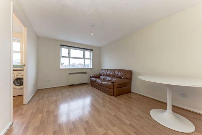 1 Bedroom Flat To Rent In Henry Doulton Drive, Tooting, SW17