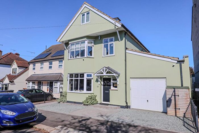 4 Bedroom Detached House For Sale In Westminster Drive, Westcliff-On-Sea, Essex, SS0
