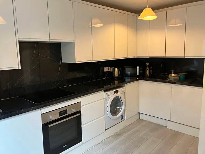 2 Bedroom Flat To Rent In Ellison Road, London, SW16