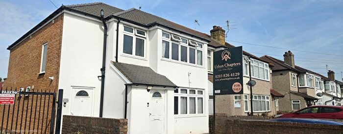 2 Bedroom Maisonette For Sale In Midhurst Gardens, Uxbridge, UB10