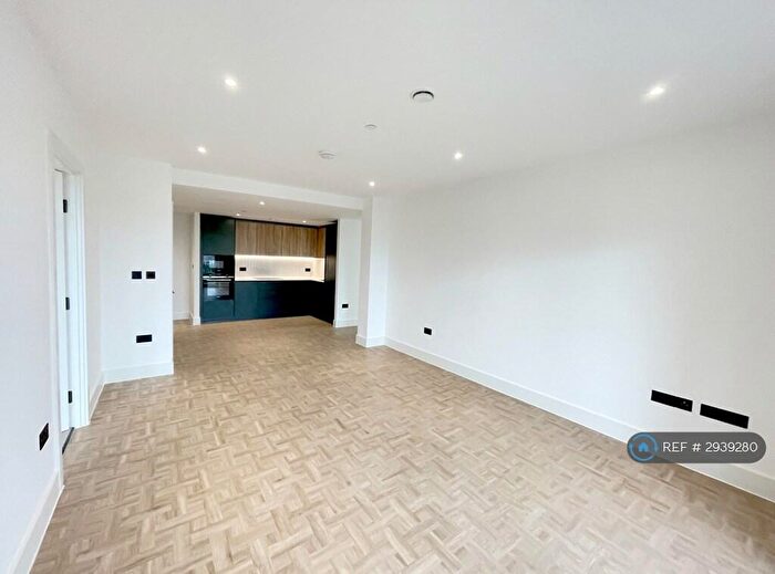2 Bedroom Flat To Rent In Monarch Square, London, SW11