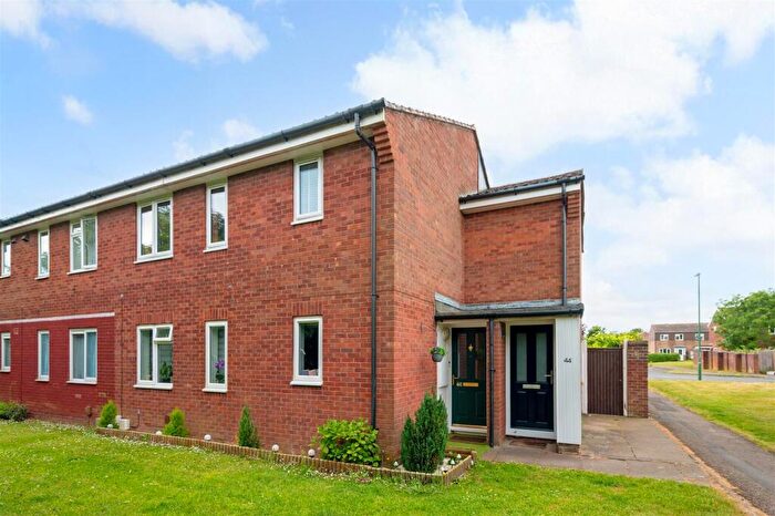2 Bedroom Apartment For Sale In Conduit Mead, Chichester, PO19
