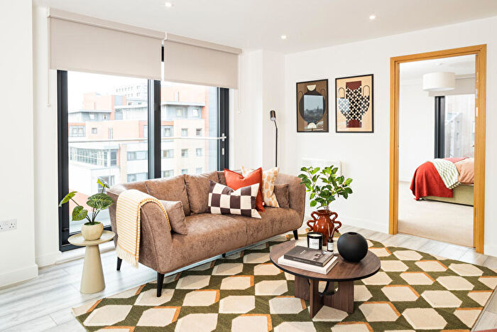 2 Bedroom Apartment To Rent In Kirkstall Road, Leeds, West Yorkshire, LS3