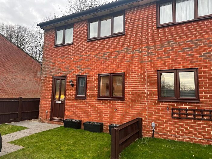 2 Bedroom Property To Rent In Hepworth Close, Andover, SP10