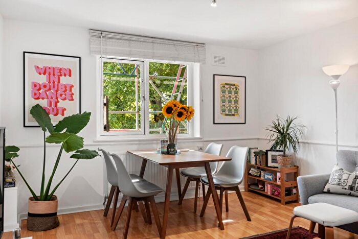 2 Bedroom Flat To Rent In Canonbury Crescent, Canonbury, N1