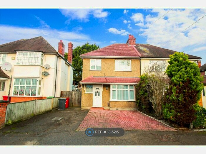 3 Bedroom Detached House To Rent In Upton Road, Slough SL1