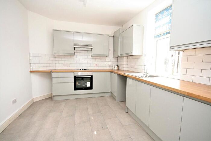 4 Bedroom Flat To Rent In Green Lanes, Palmers Green, N13