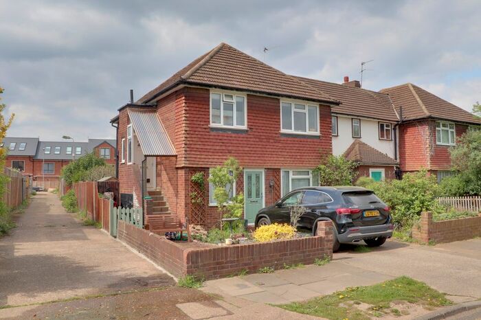 2 Bedroom Maisonette To Rent In Villiers Close, Surbiton, KT5