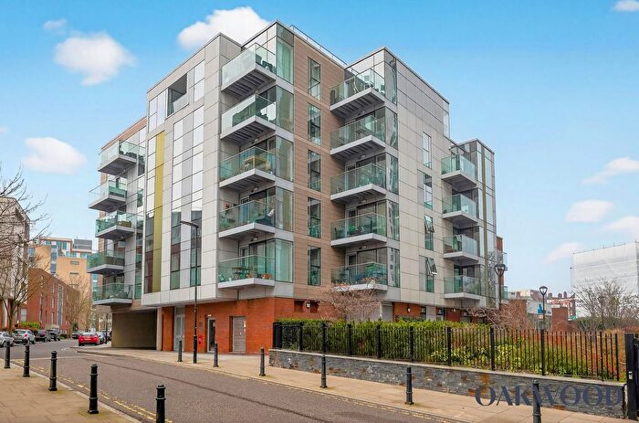 2 Bedroom Flat For Sale In Parkway Apartments, Goodchild Road, N4