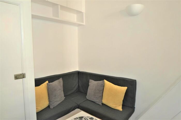 Studio To Rent In Powis Square, Notting Hill, London, W11