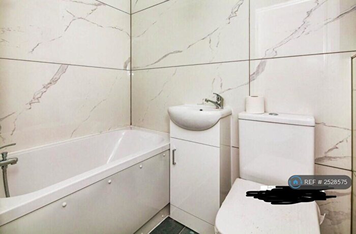 2 Bedroom Flat To Rent In Peckham Park Road, London, SE15