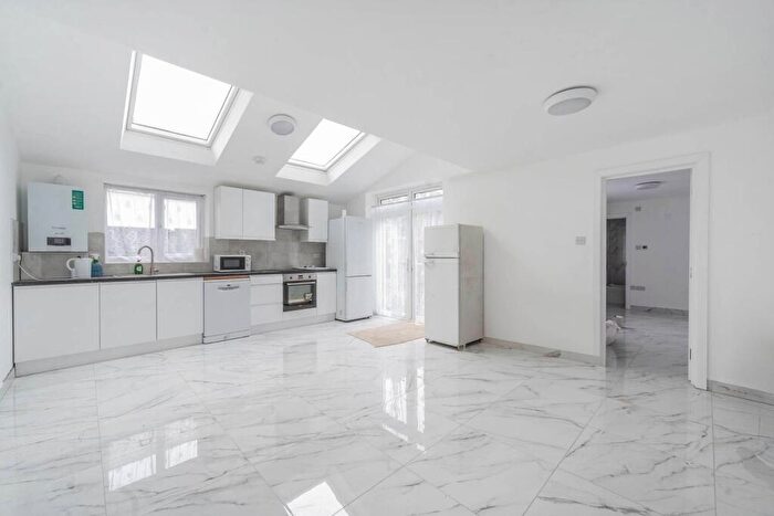 3 Bedroom Flat To Rent In Graham Road, Harrow Weald, Harrow, HA3