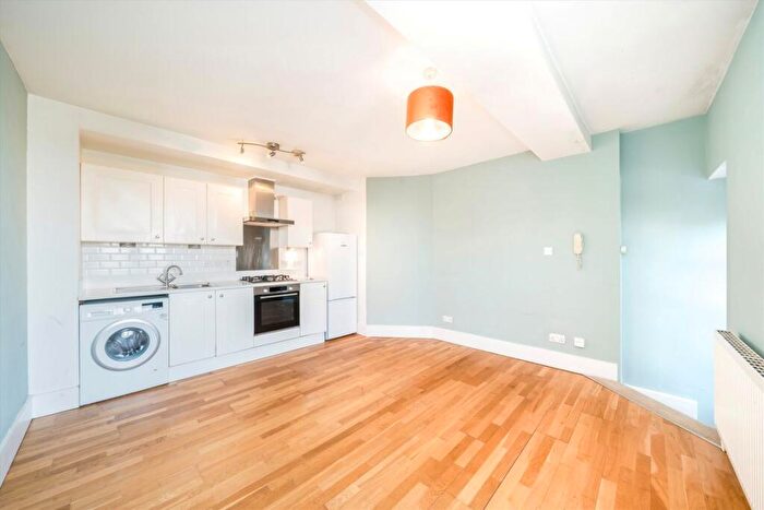 2 Bedroom Flat For Sale In Canonbie Road, Forest Hill, SE23