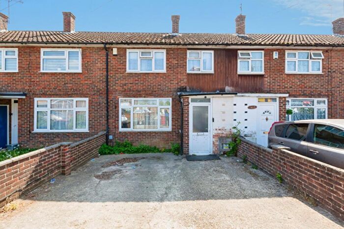 3 Bedroom Terraced House For Sale In Trelawney Avenue, Slough, SL3