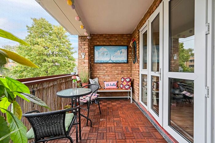 3 Bedroom Maisonette For Sale In Mayville Estate, Newington Green, London, N16