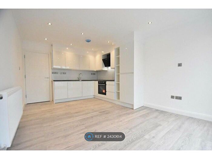 3 Bedroom Flat To Rent In East Street, Epsom, KT17