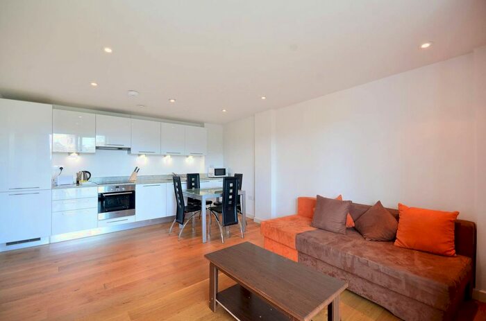 2 Bedroom Flat To Rent In Westwick Garden, Hammersmith, London, W14
