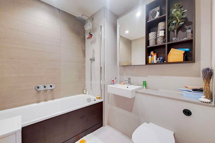 2 Bedroom Flat To Rent In Moulding Lane, Deptford, London, SE14