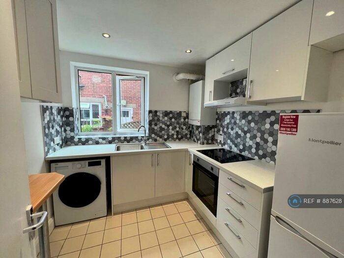 2 Bedroom Flat To Rent In Darkes Lane, Potters Bar, EN6