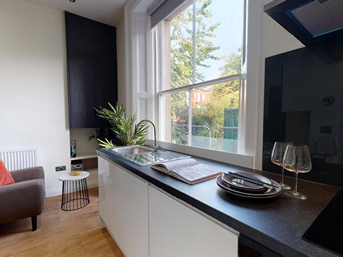 Apartment To Rent In Apt, Clarendon Road #, LS2