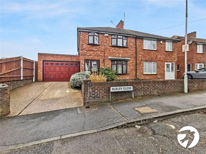 3 Bedroom Semi-Detached House To Rent In Ruxley Close, Sidcup, DA14