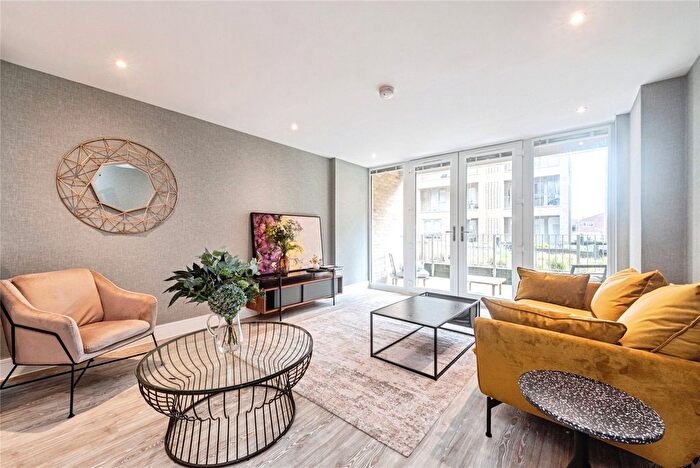 2 Bedroom Flat For Sale In Kings Road, Newbury, Berkshire, RG14