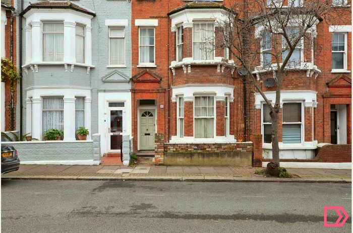 3 Bedroom Flat To Rent In Garfield Road, London, London, SW11
