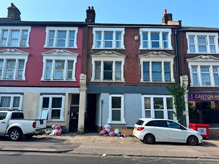 2 Bedroom Flat For Sale In Station Road, Westcliff-On-Sea, SS0