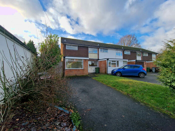 3 Bedroom Semi-Detached House To Rent In Cornyx Lane Solihull, B91