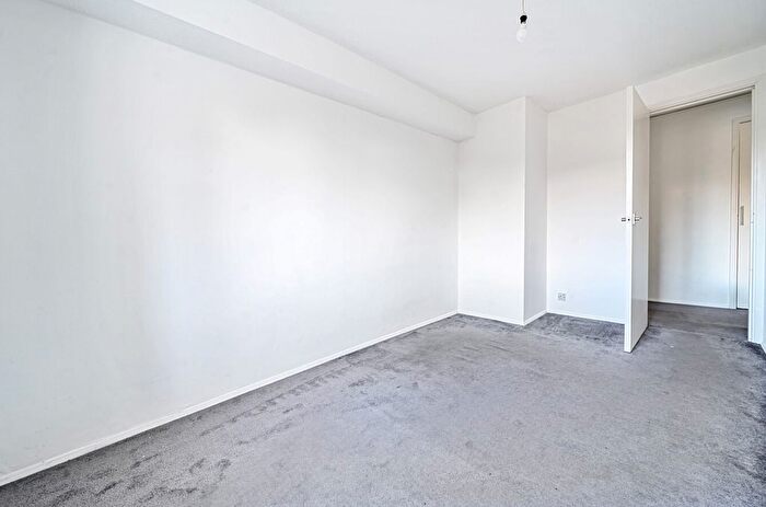 2 Bedroom Flat To Rent In Dyke Drive, Orpington, Kent, BR5