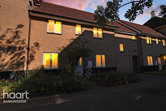 2 Bedroom Maisonette For Sale In Royal Crescent, Newbury Park, IG2