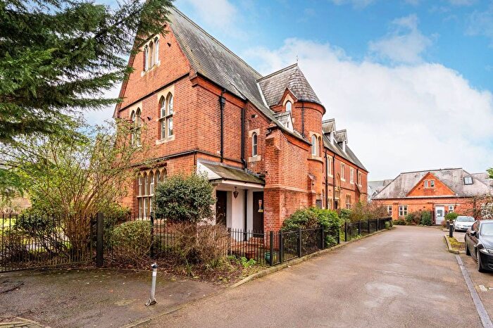 3 Bedroom Flat For Sale In Hatch Lane, Windsor, SL4