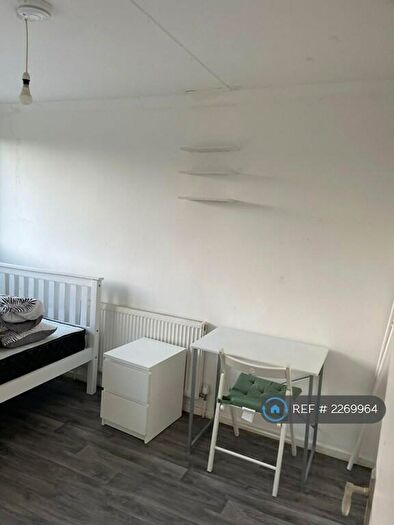 3 Bedroom Flat To Rent In Candy Street, London, E3