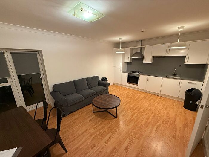 3 Bedroom Flat To Rent In Meyrick Road, London, SW11