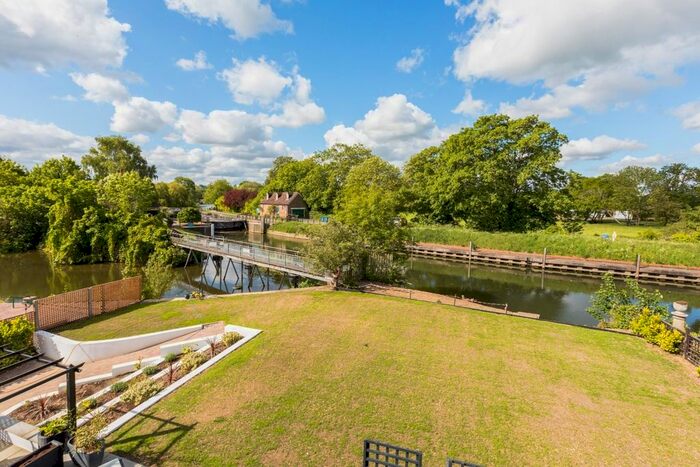 4 Bedroom Detached House To Rent In Ham Island, Old Windsor, Windsor SL4