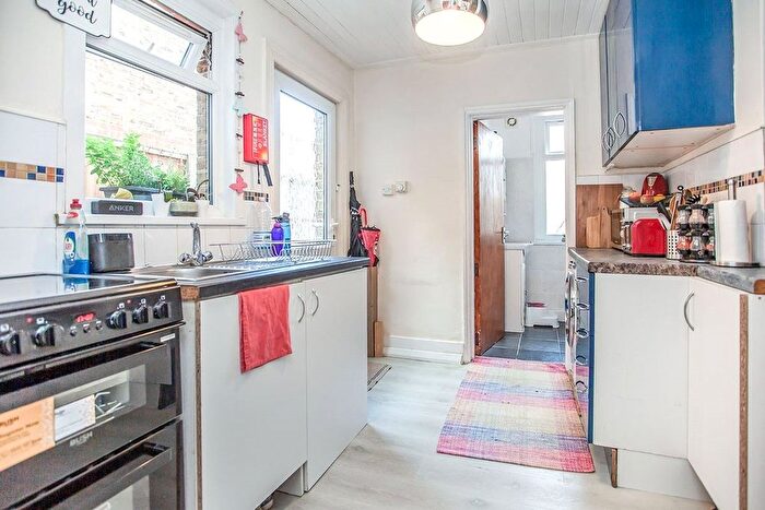 2 Bedroom Flat To Rent In Vicarage Road, Watford, Hertfordshire, WD18