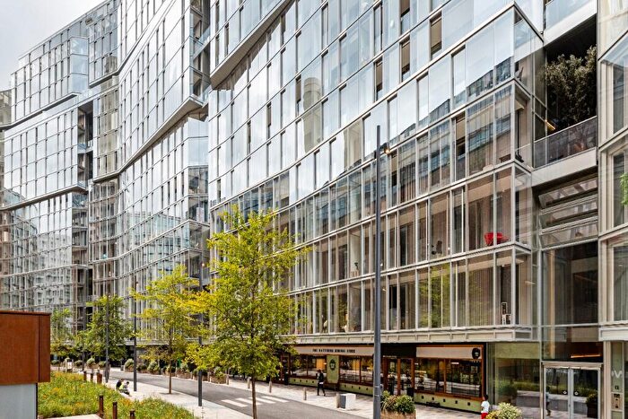 2 Bedroom Flat To Rent In Circus Road, London, SW11