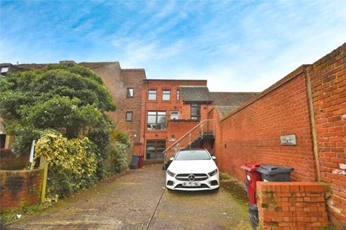 2 Bedroom Flat For Sale In St. Giles Close, Reading, Berkshire, RG1