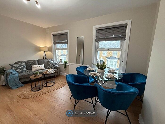 2 Bedroom Flat To Rent In Ulverscroft Road, London, SE22