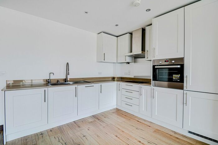 2 Bedroom Flat To Rent In Victoria Avenue, Southend On Sea, SS2