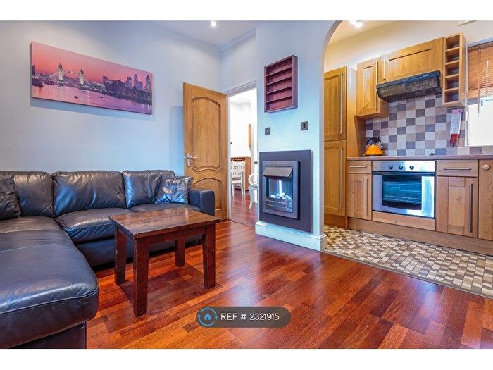 3 Bedroom Flat To Rent In West Kensington, London, W14