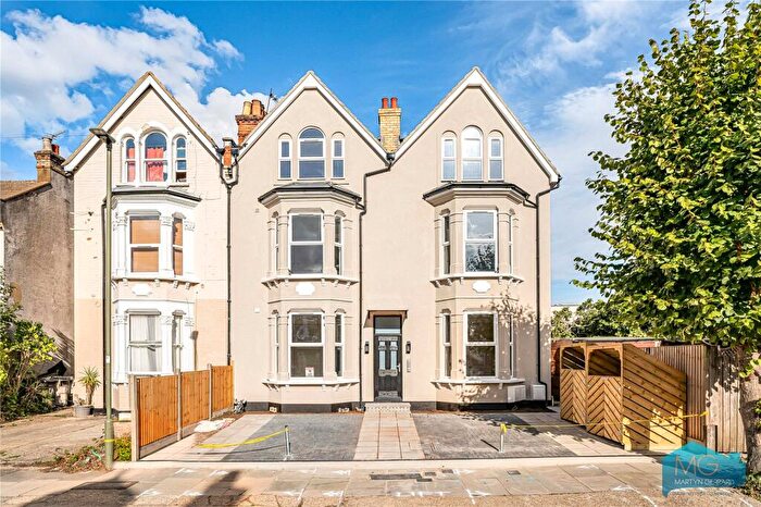 1 Bedroom Apartment For Sale In Parkhurst Road, London, N11