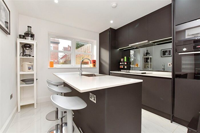 3 Bedroom Town House For Sale In Oakmont Close, Kenley, Surrey, CR8