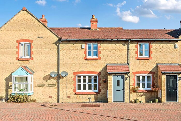 3 Bedroom Terraced House For Sale In Hardingham Close, Carterton, OX18