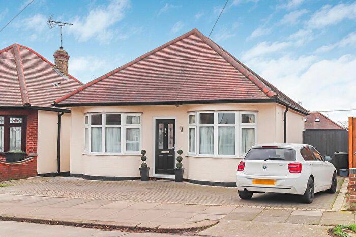 2 Bedroom Detached Bungalow For Sale In North Crescent, Southend-On-Sea, SS2