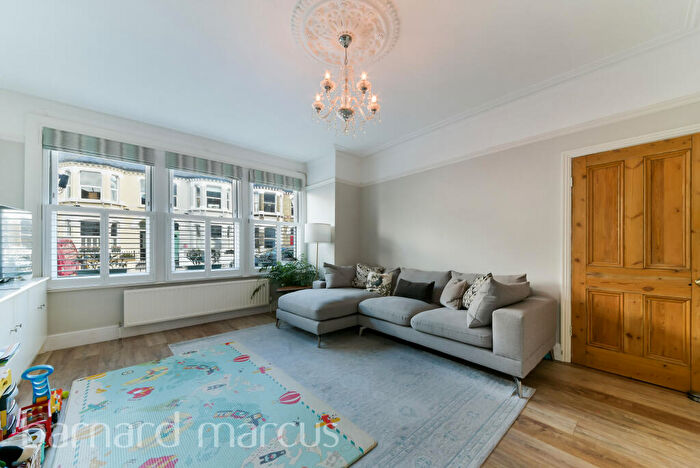 2 Bedroom Apartment To Rent In Lavender Sweep, London, SW11