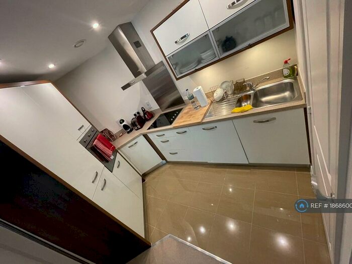 1 Bedroom Flat To Rent In Wallis Square, Farnborough, GU14