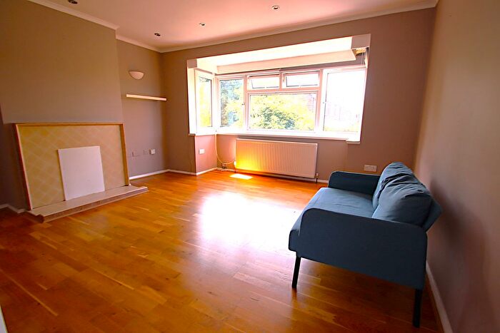 4 Bedroom Maisonette To Rent In Station Road, Edgware, HA8