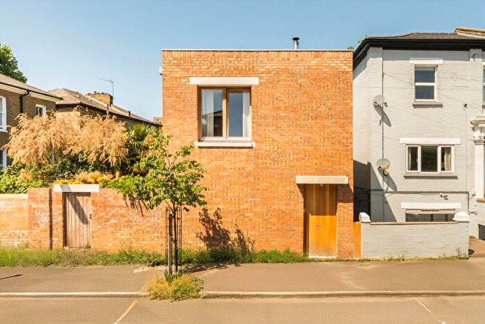 2 Bedroom House For Sale In Stannard Road, London Fields, E8