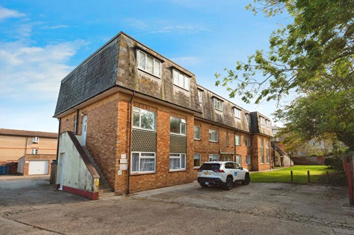 2 Bedroom Flat For Sale In Stamford Avenue, Hayling Island, Hampshire, PO11